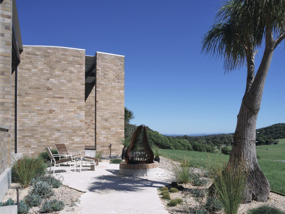 A feature wall of McKinlay Grey bricks at Saddle House, Mid North NSW